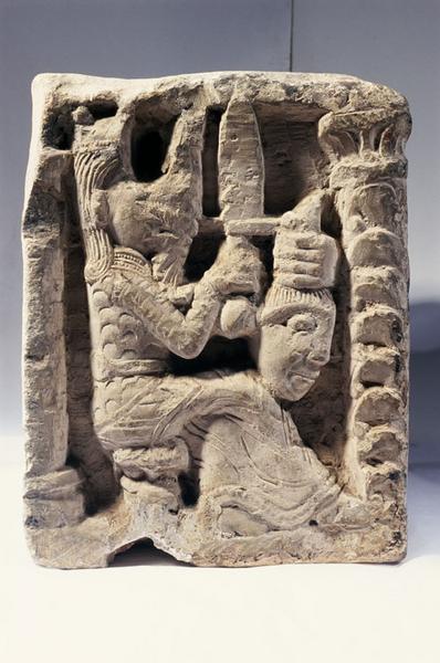 CHAPITEAU? SCULPTE SUR TROIS COTES ET DECORE DE PERSONNAGES_1