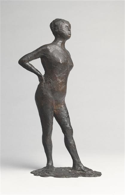 DANSEUSE AU REPOS, LES MAINS SUR LES HANCHES, JAMBE GAUCHE EN AVANT_1