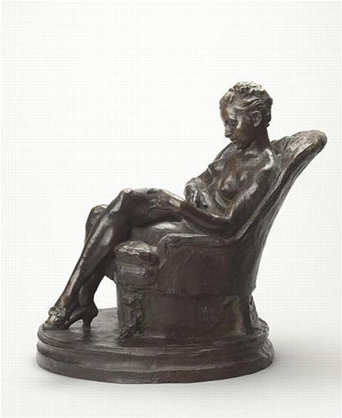 FEMME ASSISE NUE LISANT DANS UN FAUTEUIL_4