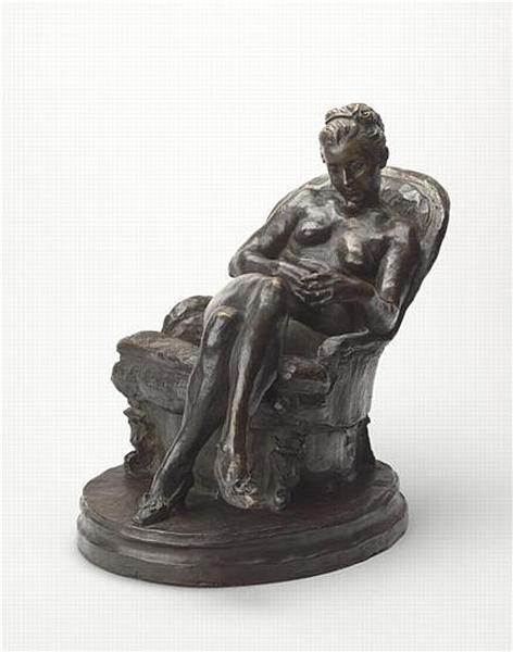 FEMME ASSISE NUE LISANT DANS UN FAUTEUIL_0