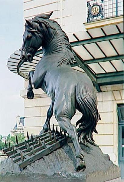 CHEVAL A LA HERSE_0