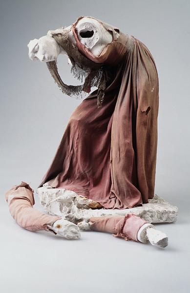 L'ANGEVINE ; FEMME EN COSTUME ANGEVIN_0