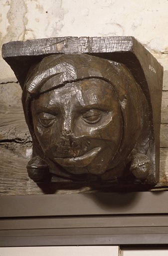 CORBEAU DE POUTRE : TETE DE FOU ENCAPUCHONNEE_0