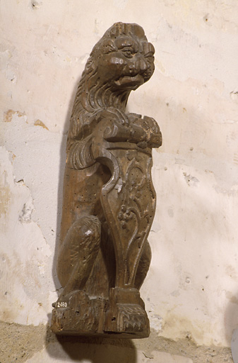 LION TENANT UN ECUSSON_0
