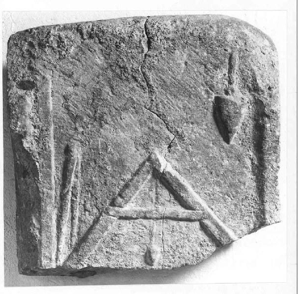 Monument funéraire à compas et fil à plomb_1