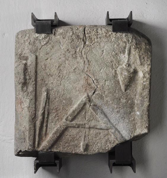 Monument funéraire à compas et fil à plomb_0