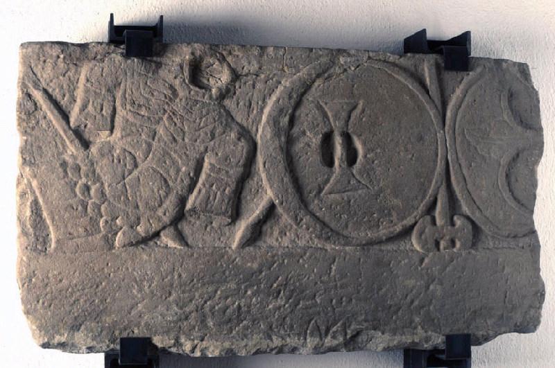 Frise de trophées d'armes, 4e siècle