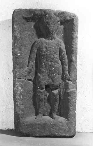 Stèle votive à petit personnage