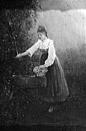 Alsacienne à la fontaine_0