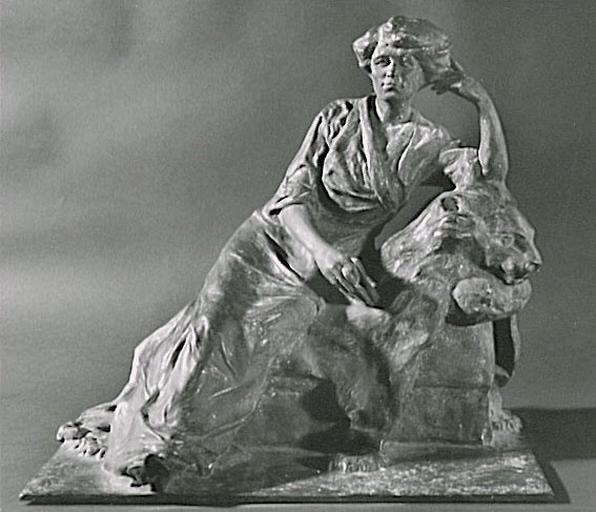 Femme assise sur une peau de lion_0