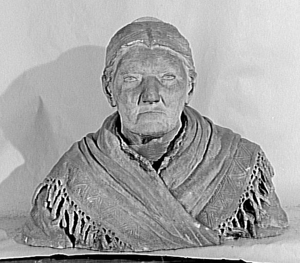 Buste de vieille femme vêtue d'un châle_0