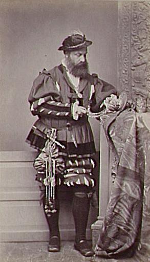 Portrait d'un homme en costume Renaissance_0