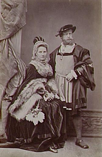 Portrait d'un couple en costume Renaissance_0