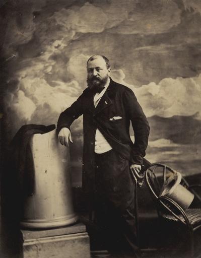 Portrait d'un homme appuyé sur une colonne_0