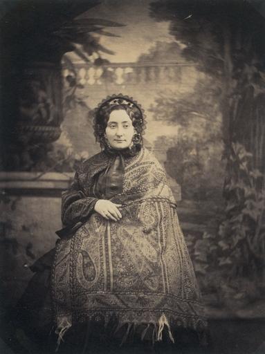 Jeune femme au châle_0
