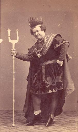 Portrait d'un homme déguisé en diable_0