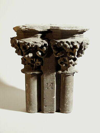 Assise supérieure d'un meneau avec chapiteau à feuillage, 1ère moitié 14e siècle
