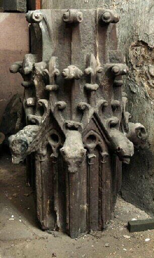 Pinacle avec têtes d'animaux_0