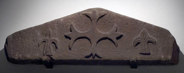 Linteau orné d'une croix ancrée_0