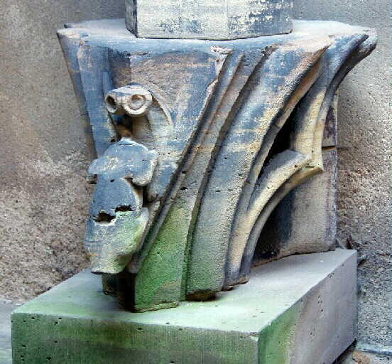 Figure pendante sur angle de pinacle_0