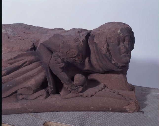 Figure de femme tenant une pomme (écoinçon d'arcature), 4e quart 14e siècle