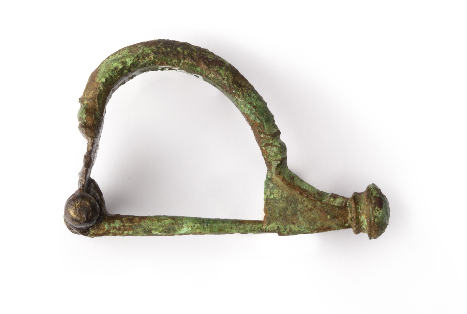 Fibule de type Aucissa à profil semi-circulaire_1