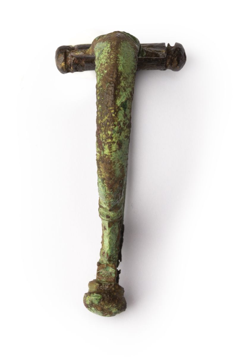Fibule de type Aucissa à profil semi-circulaire_0