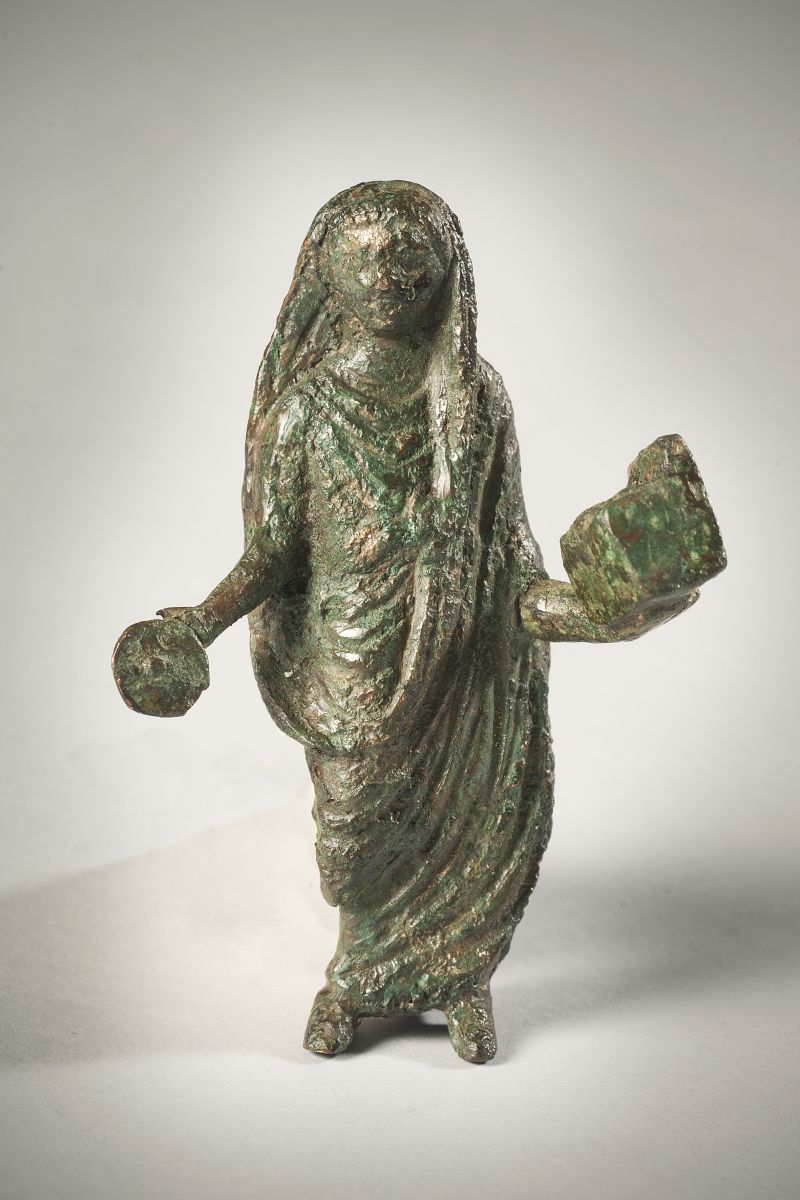 Figurine de prêtre drapé dans une toge_0