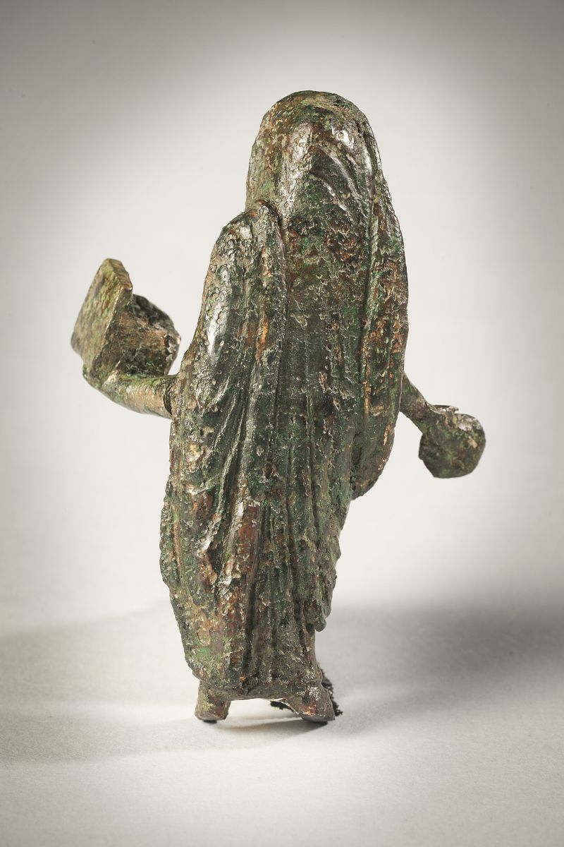 Figurine de prêtre drapé dans une toge_1