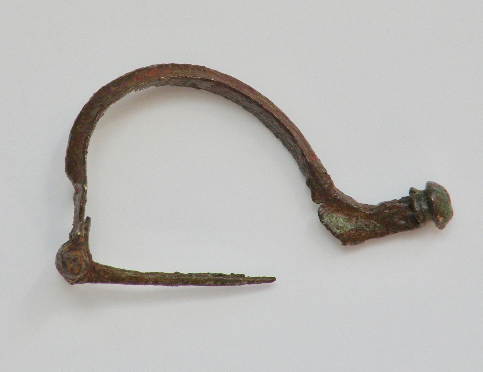 Fibule de type Aucissa à profil semi-circulaire_1