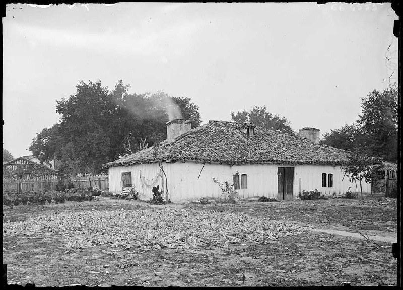 Maison à l'entrée du bourg de Trensacq (Landes) (Titre attribué)_0