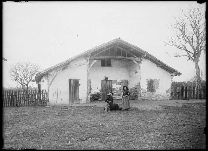 Maison à auvent et deux femmes - Le Gaille (Sabres) (Titre attribué)_0