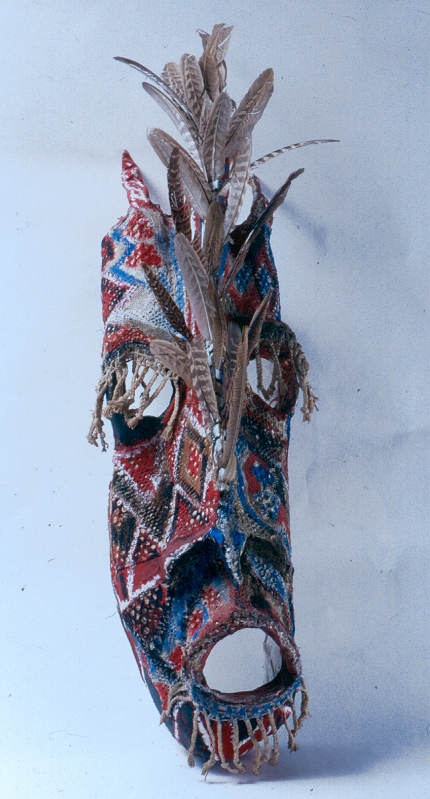 Grand masque coloré à plumes et à cornes, Suzanne Martin, 1970 (vers)