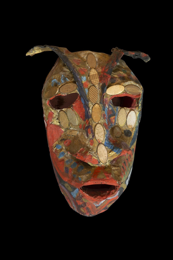 Masque coloré à cornes, Suzanne Martin, 1970 (vers)