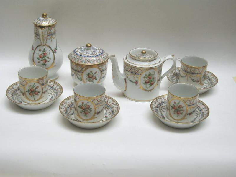 Service à boissons chaudes : tasse et sa soucoupe_0