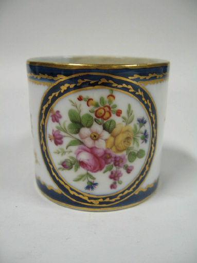 Service à boissons chaudes : tasses et soucoupes_0