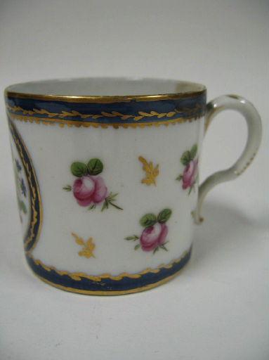 Service à boissons chaudes : tasses et soucoupes_1