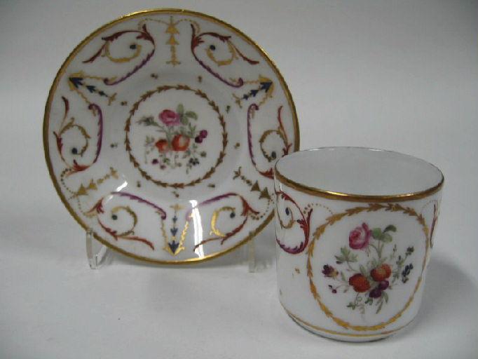 Service à boissons chaudes de 14 pièces : tasse et sa soucoupe_0