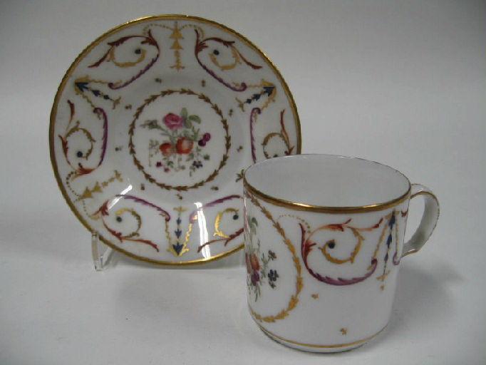 Service à boissons chaudes de 14 pièces : tasse et sa soucoupe_1