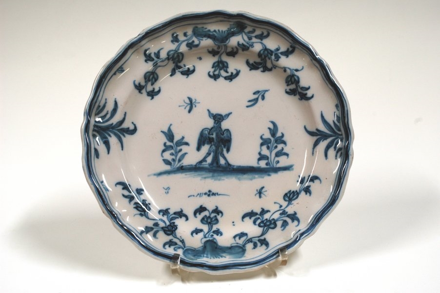 Assiette, décor de grotesques_0