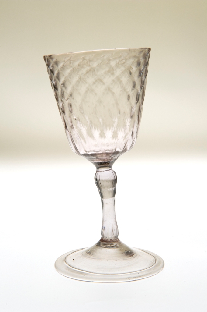 Verre à jambe, d'une paire de verres_0