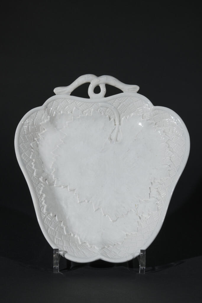 Plat à fruits, décor de motifs de vannerie_0