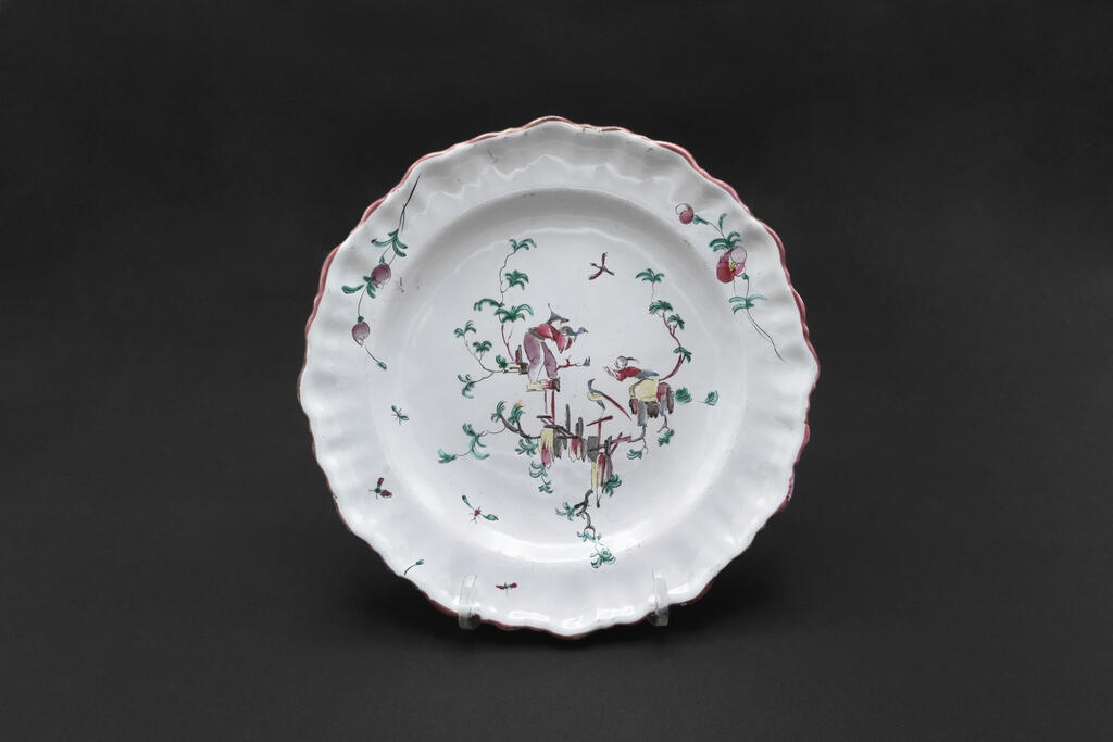 Assiette, décor au chinois "à la pillement"_0