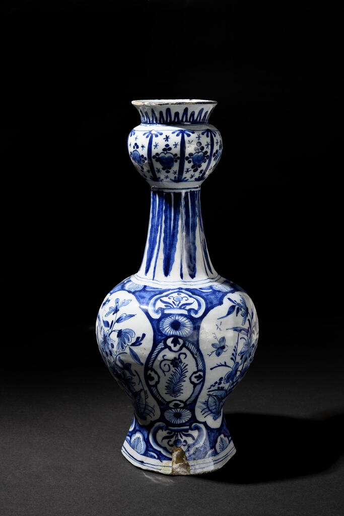 Vase à décor chinois, de fleurs et insectes_1