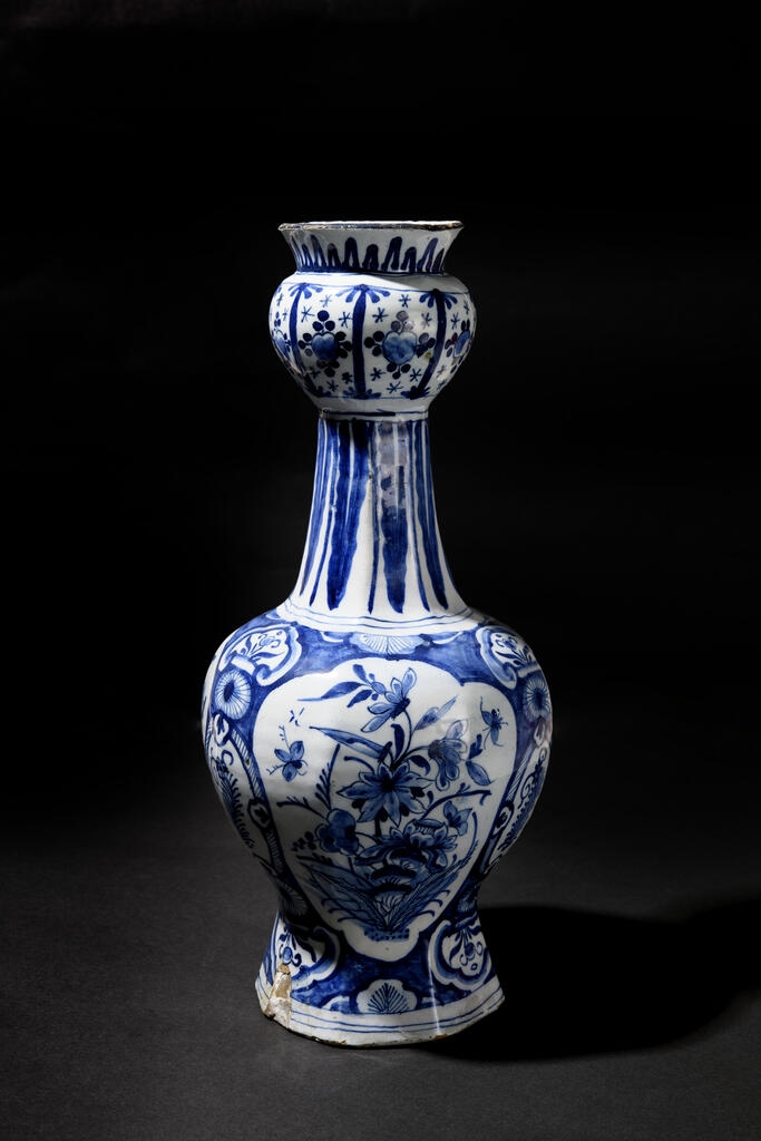 Vase à décor chinois, de fleurs et insectes_0