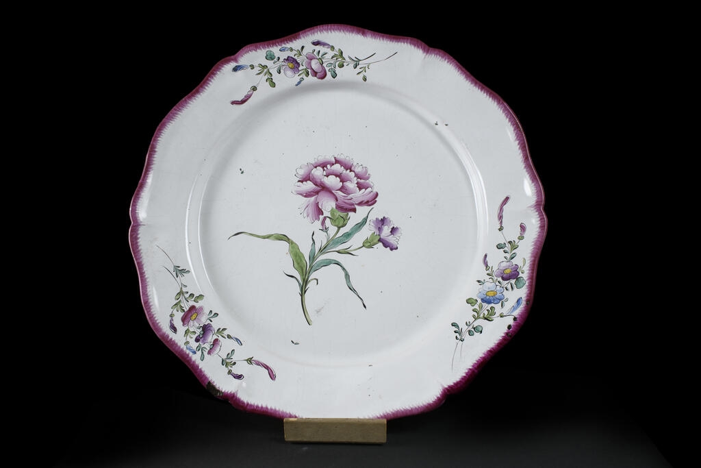 Plat, décor à l'oeillet_0