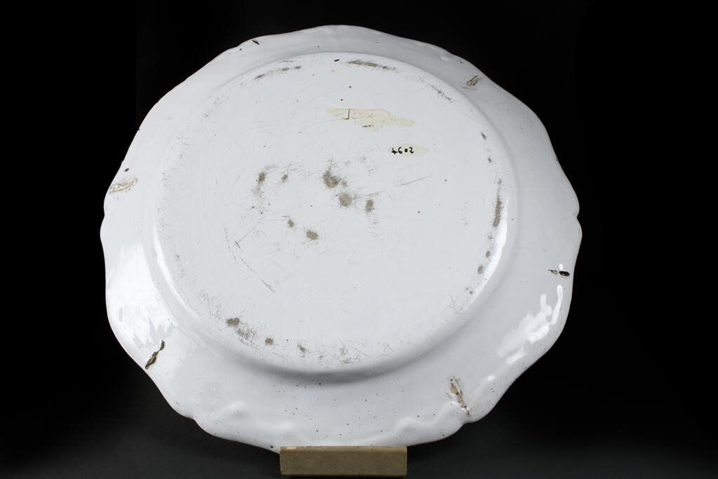 Plat, décor à l'oeillet_1