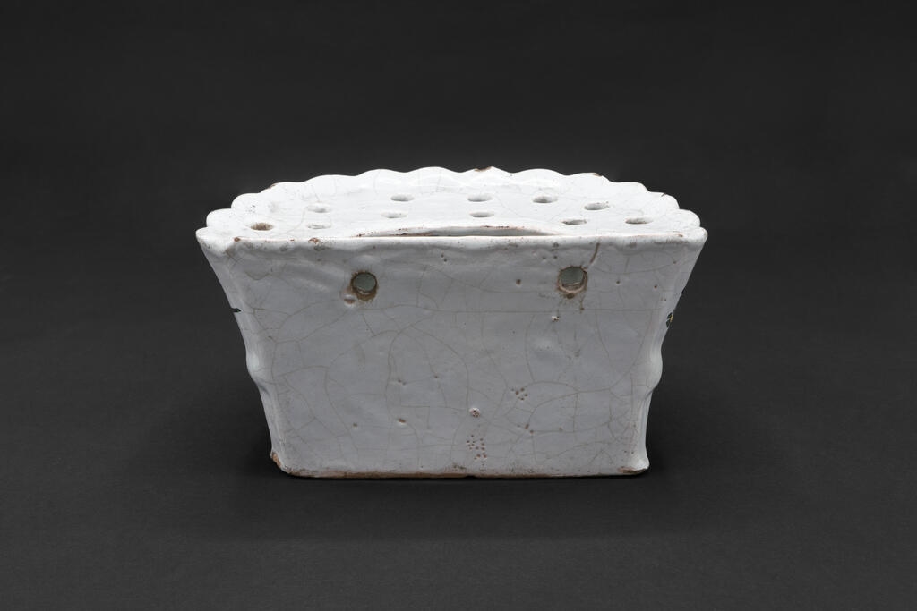 Bouquetière d'applique, décor au rocher percé, décor à l'oeillet_1