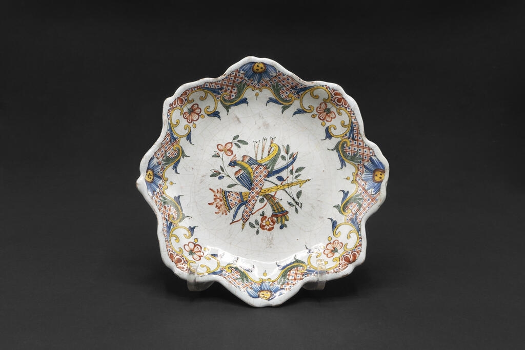 Plat creux, décor au carquois, décor de treillis et guirlandes_0