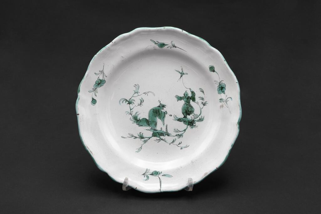 Assiette, décor au chinois "à la pillement"_0